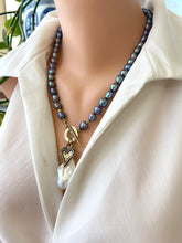 Charger l&#39;image dans la galerie, Collier à bascule en perles noires avec pendentif en perles baroques blanches et breloque cœur, bronze doré, 45,7 cm
