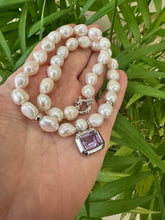 Charger l&#39;image dans la galerie, White Nugget Pearl Necklace with Amethyst Pendant – &#39;Viola&#39; Collection, showcasing lustrous white pearls and an elegant amethyst pendant.
