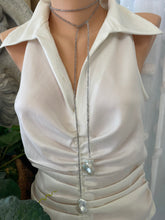 Charger l&#39;image dans la galerie, Labradorite and Baroque Pearl Necklace displayed on a mannequin, showcasing its lariat design and elegant shine.
