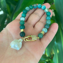 Load image into Gallery viewer, Sardonyx baroque pearl bracelet with green beads and gold plated clasp held in hand

