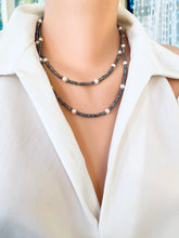 Charger l&#39;image dans la galerie, Labradorite pearl necklace 40 inches displayed elegantly on a mannequin, showcasing handcrafted design with pearls and gemstones.

