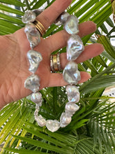 Charger l&#39;image dans la galerie, Handmade baroque pearl necklace with silver details, showcasing large silver-grey pearls and natural iridescence.
