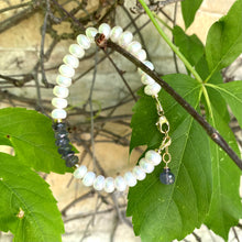 Load image into Gallery viewer, Iolite pearl bracelet featuring white pearls and blue iolite rondelle beads, showcasing elegance and rich gemstone color.

