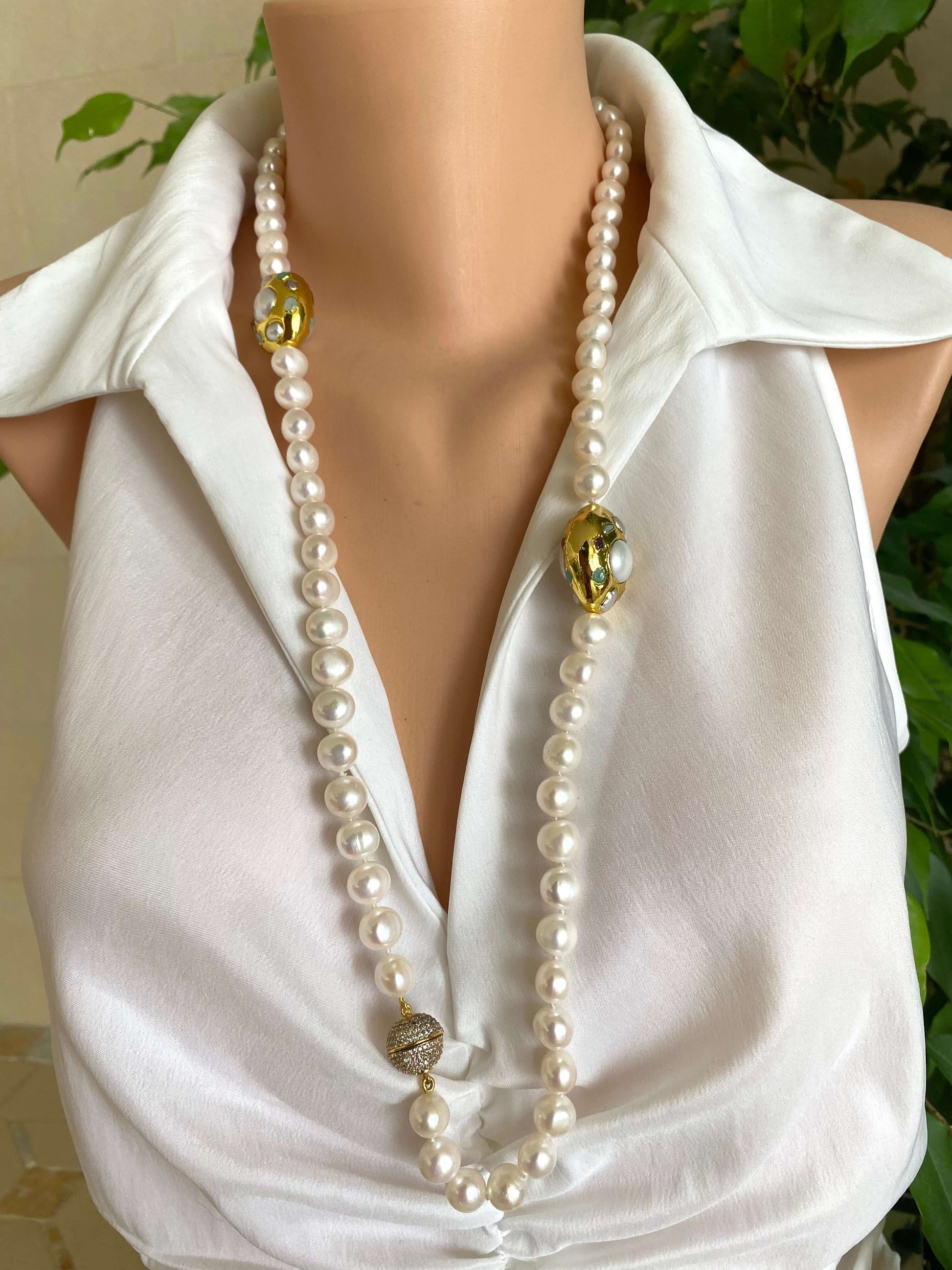 White pearl necklace with gold accent elegantly displayed on a mannequin, showcasing its refined design and luminous freshwater pearls.