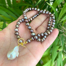 Charger l&#39;image dans la galerie, Lavender Pearls Toggle Necklace &amp; White Baroque Pearl Pendant
