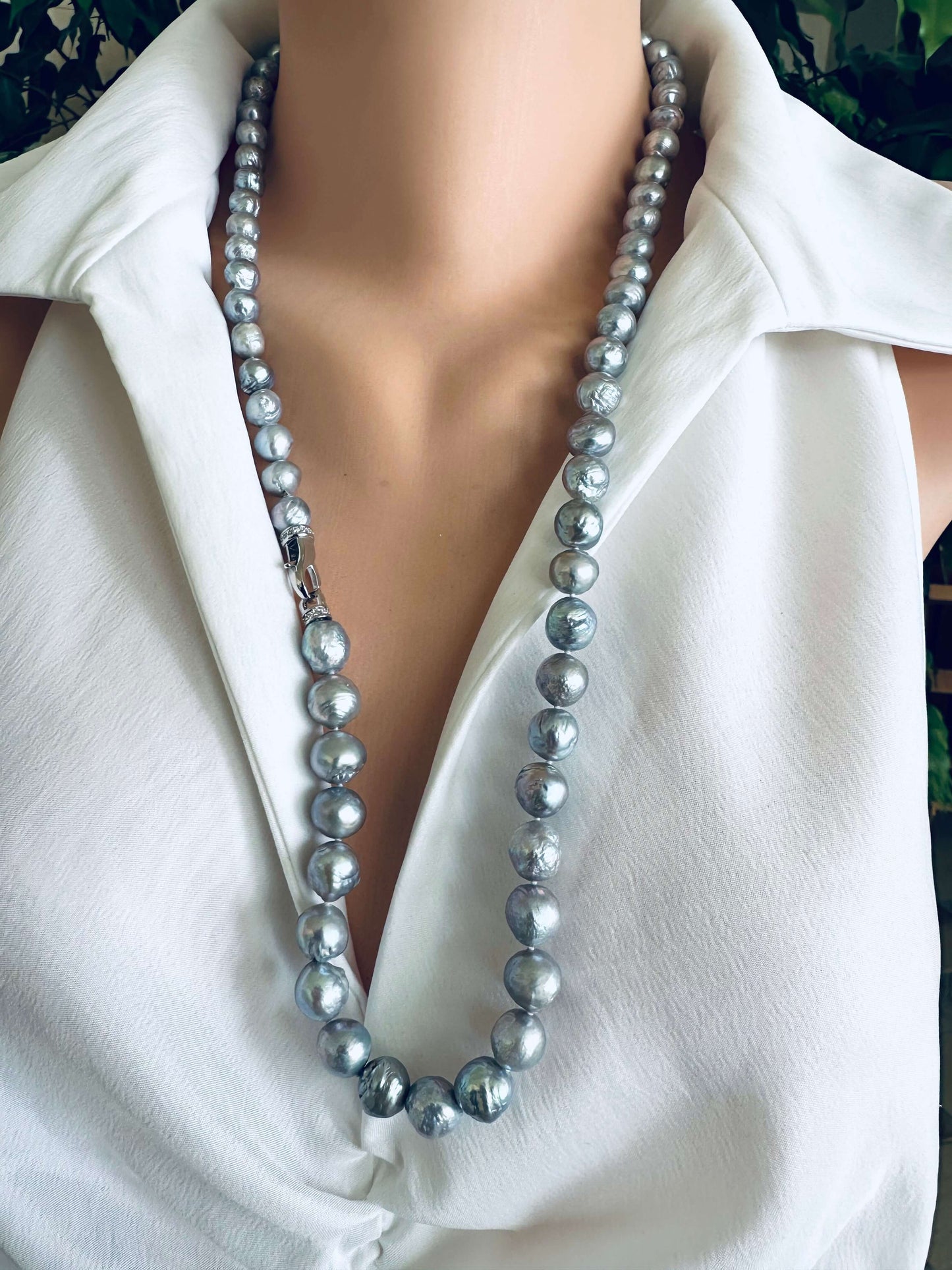 LIVE #92 - Grey Edison Baroque Pearl Necklace – Convertible Y Style worn on a model, showcasing its unique texture and lustrous shine.