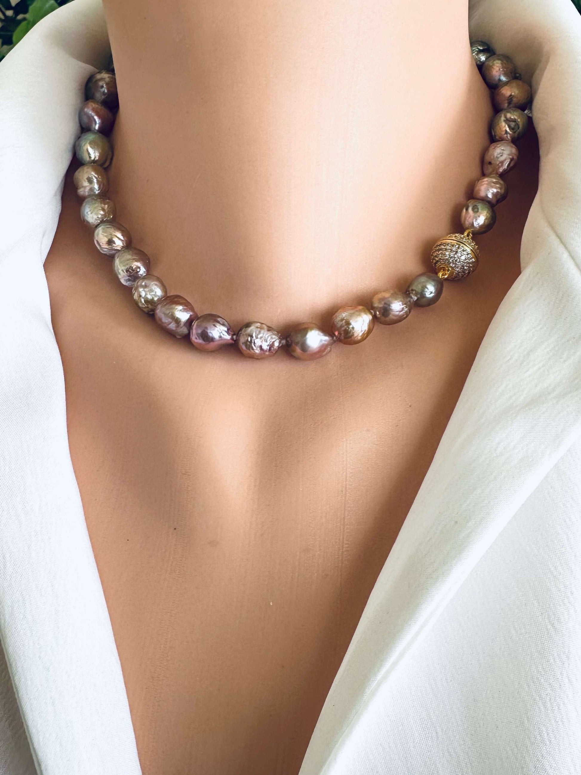Edison pearl necklace with magnetic clasp worn close to collarbone