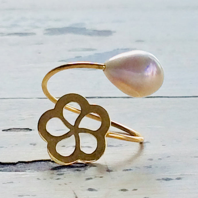 18K minimalist flower pearl ring featuring a delicate flower design and a soft pink freshwater teardrop pearl.