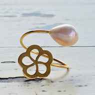 18K minimalist flower pearl ring featuring a delicate flower design and a soft pink freshwater teardrop pearl.