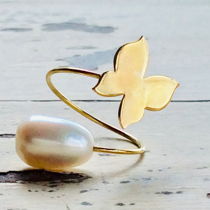18K minimalist butterfly pearl ring showcasing a pearl and butterfly motif in solid gold fine jewelry.