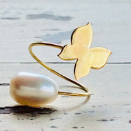 18K minimalist butterfly pearl ring showcasing a pearl and butterfly motif in solid gold fine jewelry.