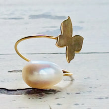 Charger l&#39;image dans la galerie, 18K minimalist butterfly pearl ring featuring an oval pearl and butterfly design in solid gold.

