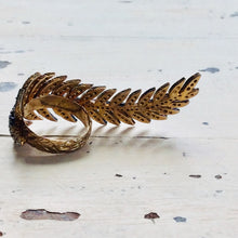 Charger l&#39;image dans la galerie, Vermeil Leaf Shape Ring – Antique Finish Gold Statement Jewelry with elegant leaf design and cubic zirconia detailing.
