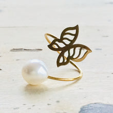 Charger l&#39;image dans la galerie, 18K minimalist butterfly pearl ring featuring a butterfly design and a lustrous freshwater pearl in solid gold.
