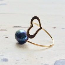 Charger l&#39;image dans la galerie, 18K minimalist heart pearl ring with a lustrous freshwater peacock pearl in solid gold setting.
