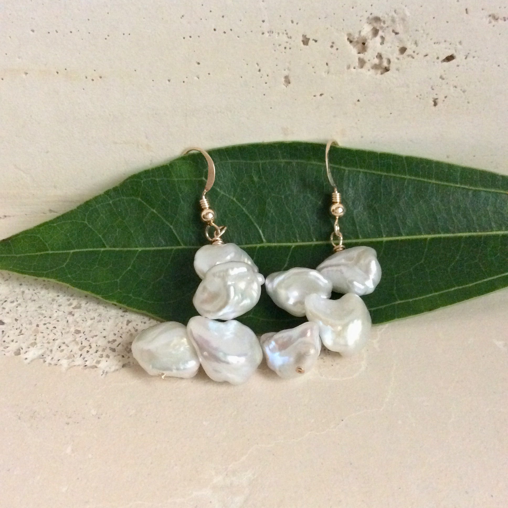 Boucles d'oreilles pendantes en perles Keshi et plaqué or | Crochets français