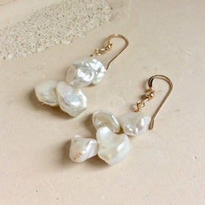 Boucles d'oreilles pendantes en perles Keshi et plaqué or | Crochets français