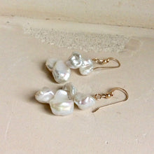 Charger l&#39;image dans la galerie, Boucles d&#39;oreilles pendantes en perles Keshi et plaqué or | Crochets français
