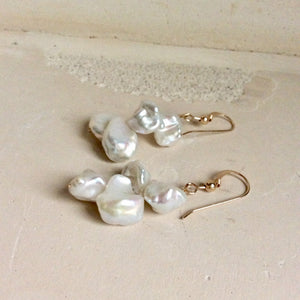 Boucles d'oreilles pendantes en perles Keshi et plaqué or | Crochets français