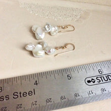 Charger l&#39;image dans la galerie, Boucles d&#39;oreilles pendantes en perles Keshi et plaqué or | Crochets français
