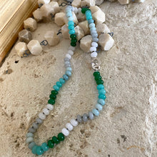 Charger l&#39;image dans la galerie, Collier en amazonite et jade noué à la main, fermoir à emboîtement en argent, 48 cm
