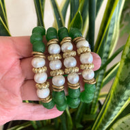 Pearl glass bracelet featuring green African recycled beads and freshwater pearls in a stylish arrangement.