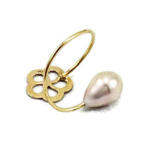 Charger l&#39;image dans la galerie, 18K minimalist flower pearl ring featuring a soft pink freshwater teardrop pearl in a gold flower design.
