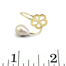 Charger l&#39;image dans la galerie, 18K minimalist flower pearl ring featuring a pink freshwater pearl and flower design in solid gold craftsmanship.
