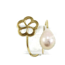 Charger l&#39;image dans la galerie, 18K minimalist flower pearl ring featuring a pink freshwater teardrop pearl and flower design in solid gold.
