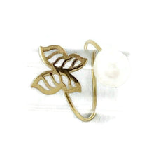 Charger l&#39;image dans la galerie, 18K minimalist butterfly pearl ring featuring a delicate butterfly design and a lustrous freshwater pearl.

