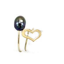 Charger l&#39;image dans la galerie, 18K minimalist heart pearl ring featuring a lustrous freshwater pearl and a heart-shaped design in solid gold.
