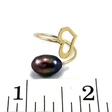 Charger l&#39;image dans la galerie, 18K minimalist heart pearl ring with freshwater peacock pearl and solid gold band, measuring one inch in size.
