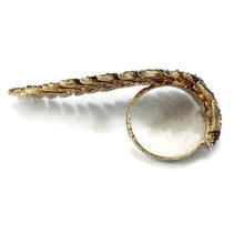 Charger l&#39;image dans la galerie, Vermeil Leaf Shape Ring featuring an antique finish and cubic zirconia design, showcasing an elegant leaf motif.
